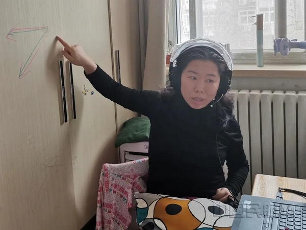 nEO_IMG_2 理学院教师在衣柜上板书帮助学生理解知识点