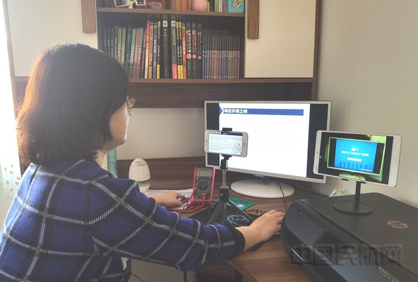 nEO_IMG_6 基础实验中心教师精心筹备 准备开课