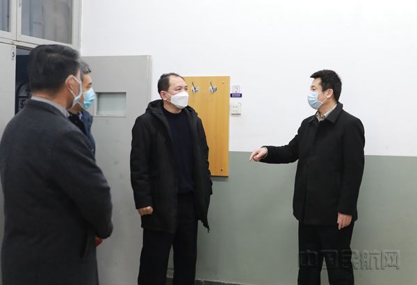 1 曹胜利了解教学楼各类教室容量 摄影 李利滨_副本.jpg 1 曹胜利了解教学楼各类教室容量 摄影 李利滨_副本.jpg