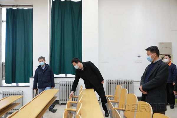 2 曹胜利查看教室座位间隔大小 摄影 李利滨_副本.jpg 2 曹胜利查看教室座位间隔大小 摄影 李利滨_副本.jpg