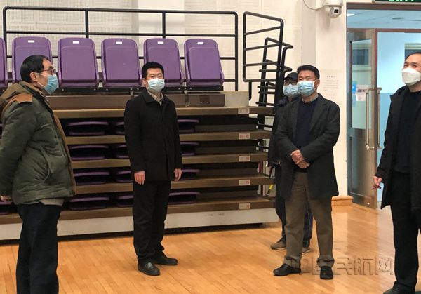 3 曹胜利一行在南区体育馆考察场地 摄影 李利滨_副本.jpg 3 曹胜利一行在南区体育馆考察场地 摄影 李利滨_副本.jpg