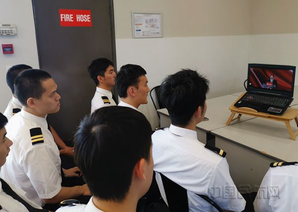 2 国外训练飞行学员自发进行学习_副本.jpg 2 国外训练飞行学员自发进行学习_副本.jpg