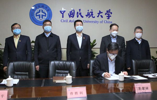 1.董健康与张伟代表双方通过网络视频形式签署战略合作框架协议 摄影:曹玉_副本.jpg 1.董健康与张伟代表双方通过网络视频形式签署战略合作框架协议 摄影:曹玉_副本.jpg