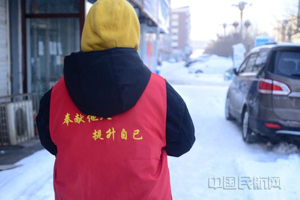 2 李俊毅前往志愿服务点换班_副本.jpg