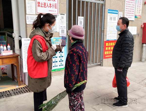 1 陈卓为社区居民讲解"安康码"的使用方法_副本.jpg