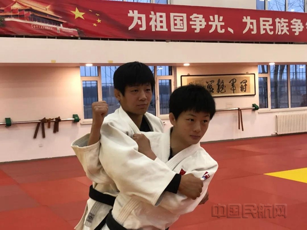 1 陈飞和唐靖进行训练_副本.jpg 1 陈飞和唐靖进行训练_副本.jpg
