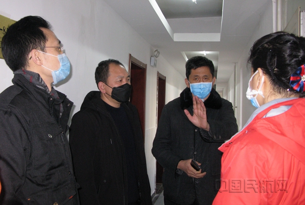2 中航大后勤公司领导和校医院医生商讨北8改造具体事项。摄影:姜丽丽_副本.jpg 2 中航大后勤公司领导和校医院医生商讨北8改造具体事项。摄影:姜丽丽_副本.jpg