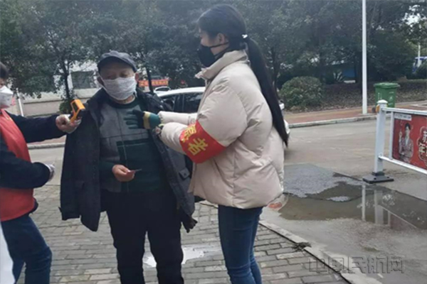陈再慧给居民测量体温1.jpg 陈再慧给居民测量体温1.jpg