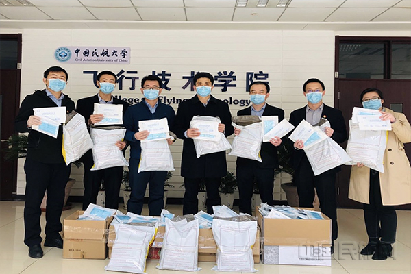 飞行技术学院教师们整理好物资 准备出发前往邮寄点.jpg 飞行技术学院教师们整理好物资 准备出发前往邮寄点.jpg