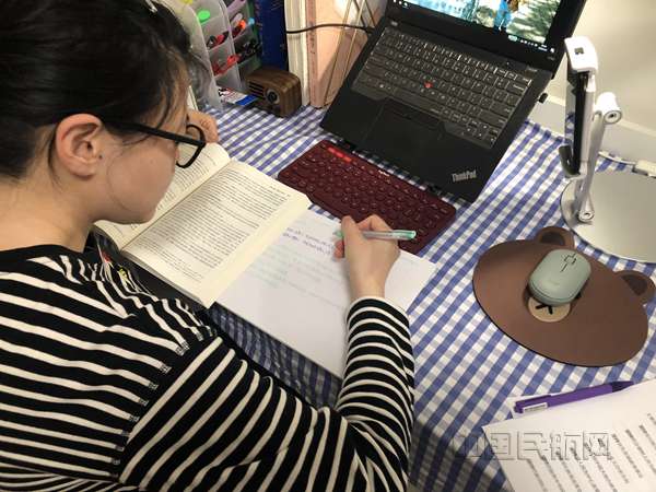 2 张译元进行学习直播 和学生共同进步_副本.jpg 2 张译元进行学习直播 和学生共同进步_副本.jpg