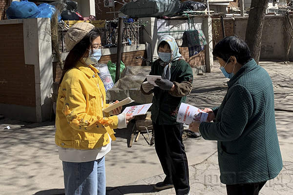 3 薛依晨(左一)给社区居民发放宣传册 科普防疫知识.jpg 3 薛依晨(左一)给社区居民发放宣传册 科普防疫知识.jpg