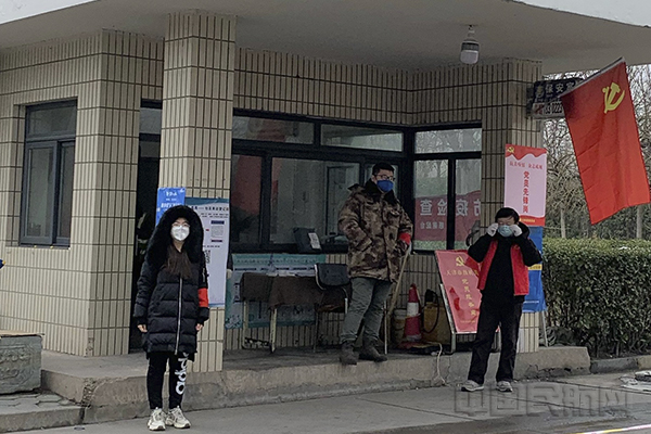 4 薛依晨(左一)在社区出入口执勤.jpg 4 薛依晨(左一)在社区出入口执勤.jpg