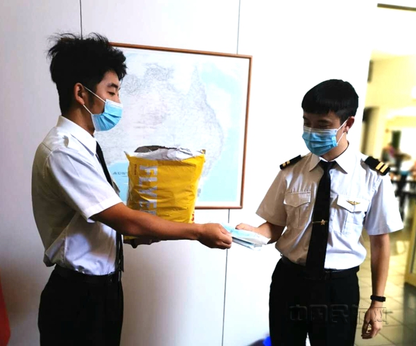 海外飞行学员收到国内寄送的防疫物资_副本.jpg