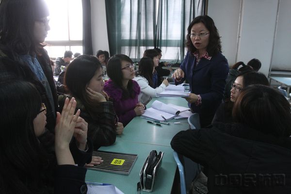 张艳玲老师在为学生答疑.jpg 张艳玲老师在为学生答疑.jpg