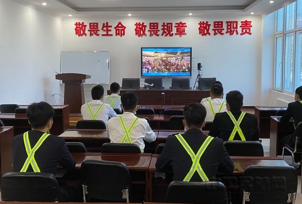 nEO_IMG_3 内蒙古飞行学院组织教职工观看视频1