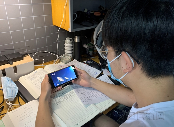 nEO_IMG_2 学生复习功课之余用手机收看直播 摄影 杜邦