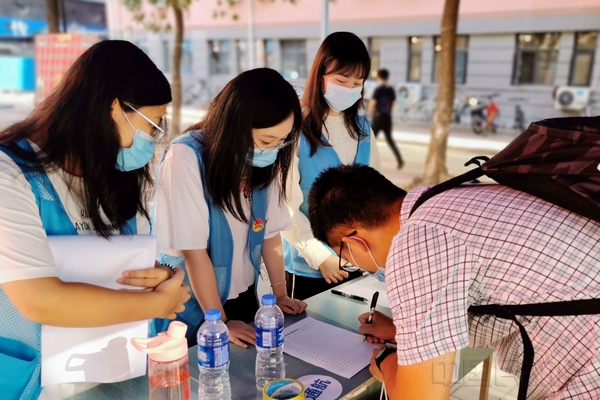 无人驾驶航空器系统工程专业首批新生报到 摄影 龙启维特.jpg