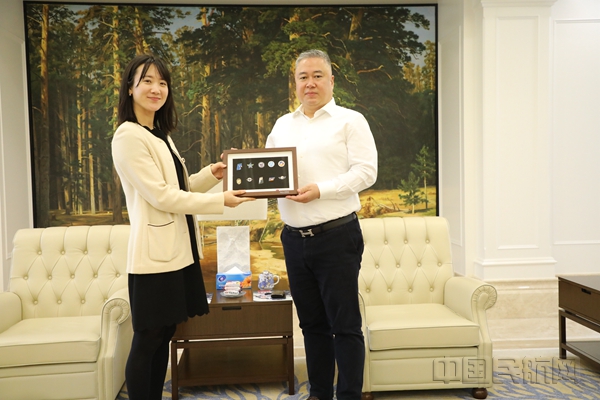 04泛美教育集团董事长魏全斌先生向韩国驻成都领事馆朴夏林领事赠送纪念品_副本.jpg