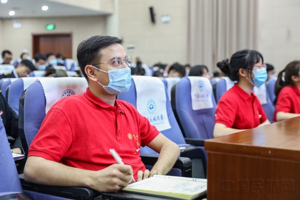 冯如班学员聆听讲座 充实理论知识.jpg 冯如班学员聆听讲座 充实理论知识.jpg