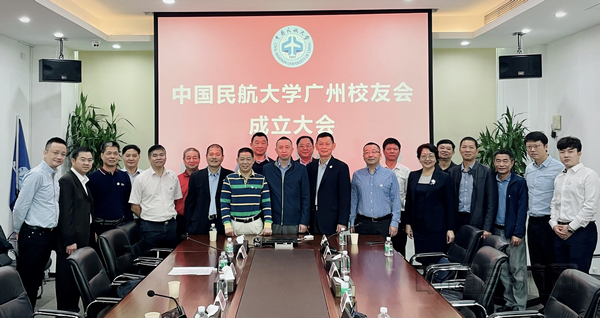 nEO_IMG_与会嘉宾和广州校友会第一届组织机构成员.jpg