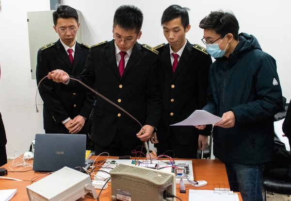 1 项目组接受专家验收.jpg 1 项目组接受专家验收.jpg