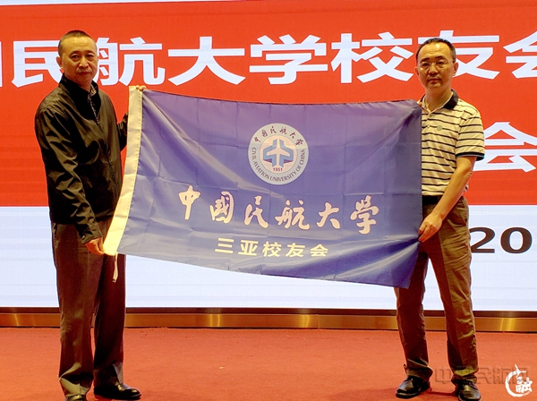 杨虎向三亚校友会会长杨涵涛授旗1.jpg 杨虎向三亚校友会会长杨涵涛授旗1.jpg