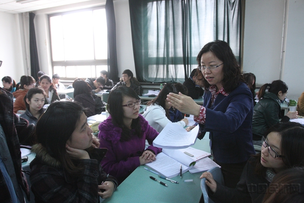 2 《机场运营与管理(英语)》课程组教师辅导学生2