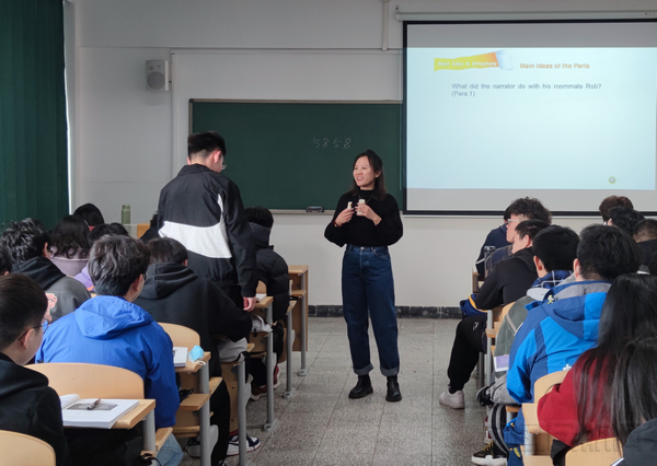 教师和学生在课上互动.jpg 教师和学生在课上互动.jpg
