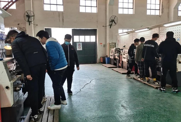 实习实训课上学生动手操作.jpg 实习实训课上学生动手操作.jpg