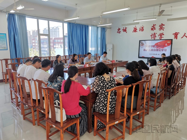 滨州学院党委委员、副校长胡波为乘务学院党员讲党课_副本.jpg