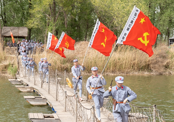 学生用脚步丈量历史足迹 摄影 黄泽坤_副本.jpg