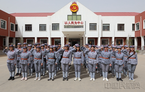 学生重温入党誓词 摄影 邱诚_副本.jpg