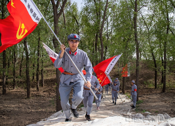 学生重寻革命足迹 摄影 黄泽坤_副本.jpg