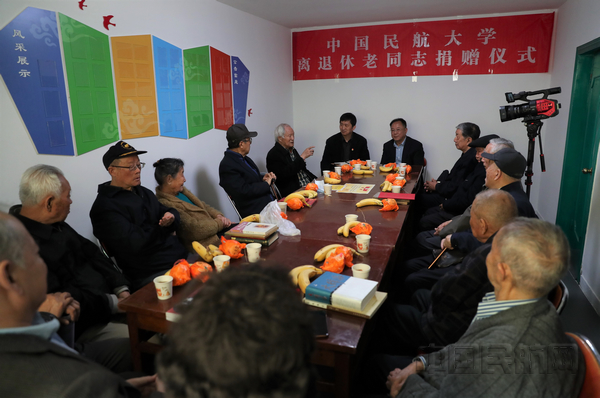 nEO_IMG_捐赠仪式上 离退休老同志代表发言 摄影 庞杰.jpg