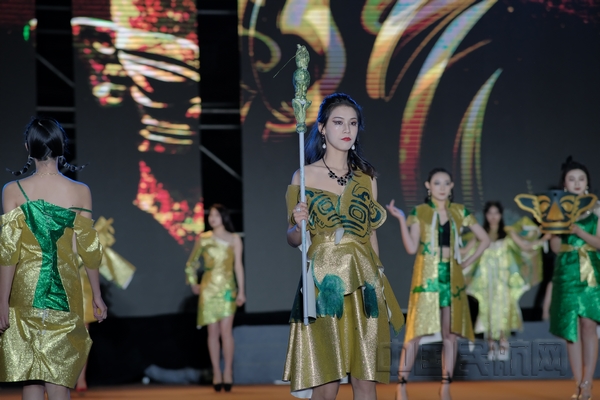 nEO_IMG_1 西航学子自创“三星堆”潮服走秀