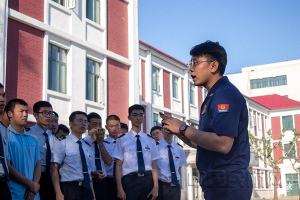 nEO_IMG_5 张站长在演习后为学生讲解消防知识