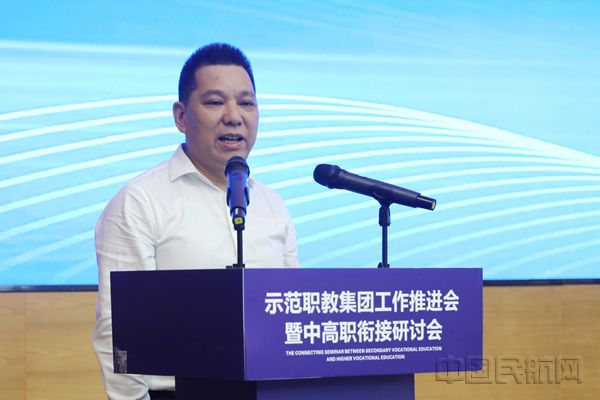3.泛美集团董事局第一副主席、泛美实业集团总裁裴明学宣读了教育部关于第二批全国示范性职教集团(联盟)培育单位的通知_副本.jpg