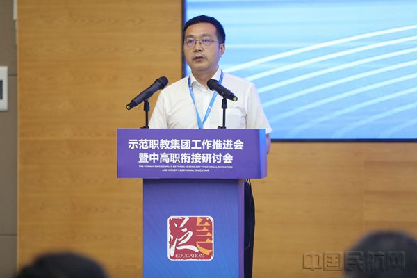 5.成都航空公司副总经理周勇作为校企合作代表发言_副本.jpg