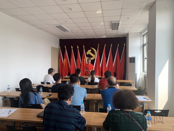 nEO_IMG_外国语学院2018级学生邓宏勋在实践锻炼地进行党史宣讲