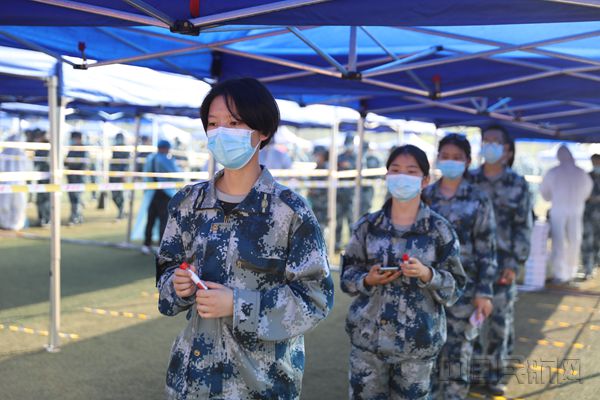 学生有序排队等候检测 摄影 薛本超_副本.jpg