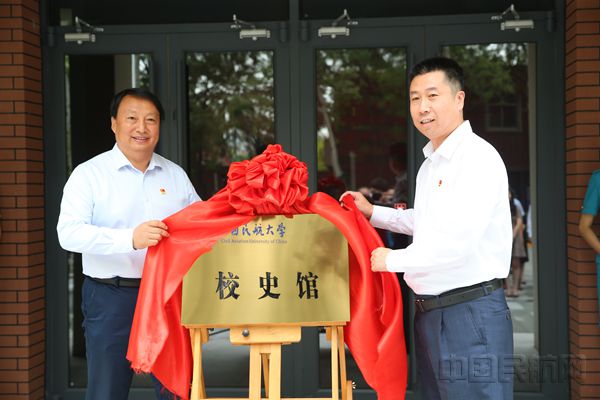 校领导为新校史馆揭牌 摄影 宋嘉懿 (2)_副本.jpg 校领导为新校史馆揭牌 摄影 宋嘉懿 (2)_副本.jpg