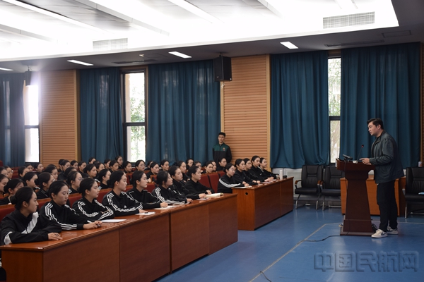 学生认真聆听 杨鹏涛2.jpg