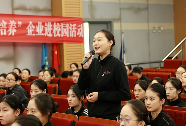 学生与赵巍互动 摄影 郑恺康3.jpg