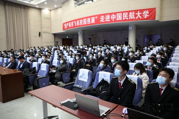 nEO_IMG_学生认真聆听 摄影 宋嘉懿.jpg nEO_IMG_学生认真聆听 摄影 宋嘉懿.jpg