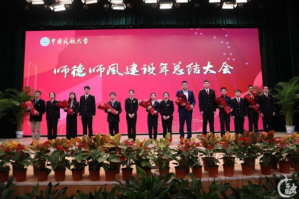 水印 5 学生向喜爱的教师献花1.jpg