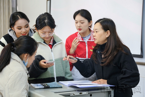 水印 课间为学生答疑解惑 拍摄：祁梓涵4.jpg