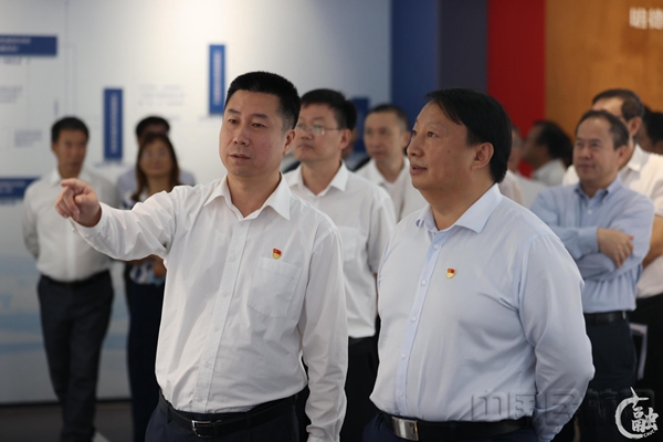 6 开馆仪式后 校领导参观校史馆7.jpg