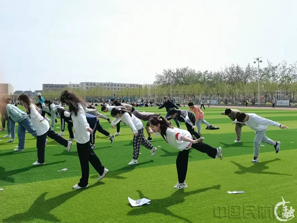 32学生在体育课上锻炼下肢力量_副本.jpg 32学生在体育课上锻炼下肢力量_副本.jpg