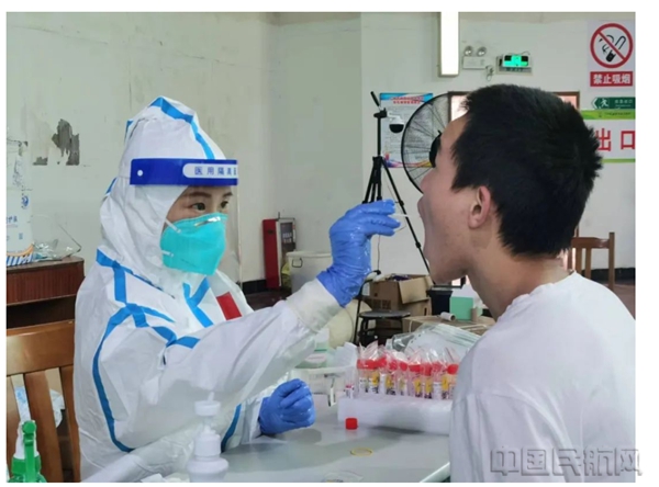 水印 2(王小卫 拍摄)医护人员为学校师生做核酸检测采样2.jpg