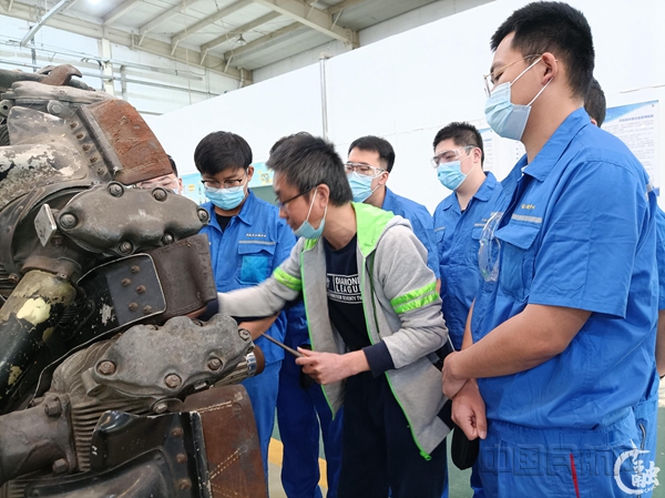 工训中心教师带领学生上实践课_副本.jpg 工训中心教师带领学生上实践课_副本.jpg